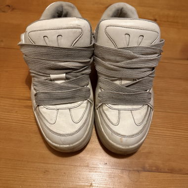 Weisse Sneaker mit grauen Schnürsenkeln