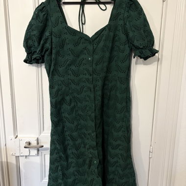 Grünes Midi-Kleid mit Lochstickerei
