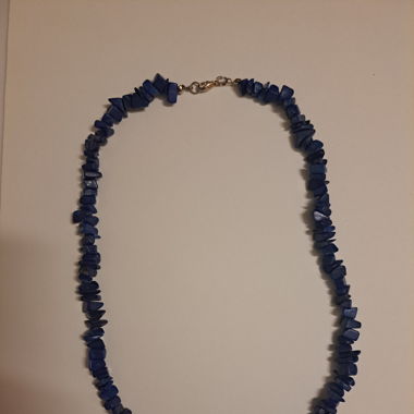 Kette aus blauen Edelsteinen