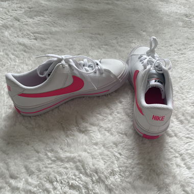 neue NIKE Court Legacy