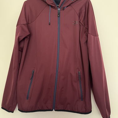 Bordeauxrote Kapuzenjacke