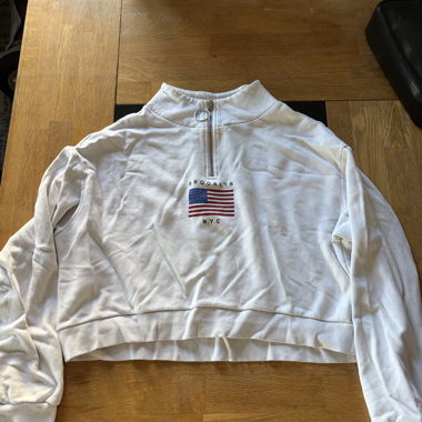 Weiisser Cropped Hoodie mit Zipper