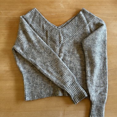Maglione grigio con scollo a V, ideale per l’inverno