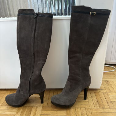 Heeled leather boot