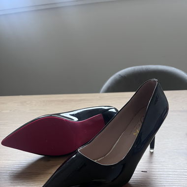 Schwarze High Heels mit roter Sohle 