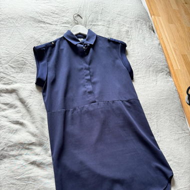  Kurzes blaues Kleid