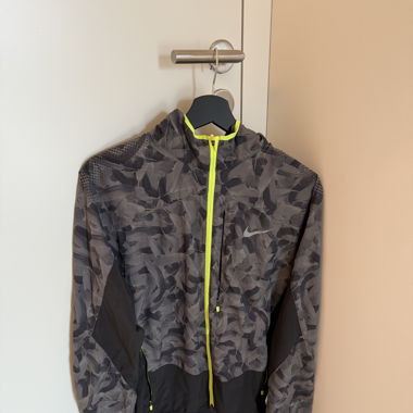 Nike camo running jacket, Size S