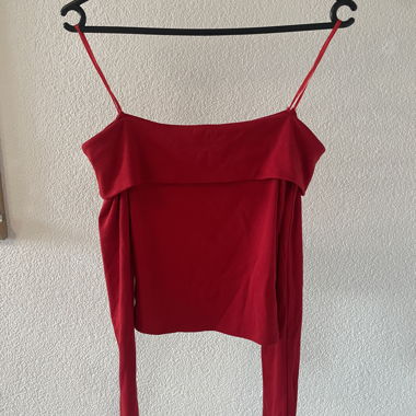 Top rosso a maniche lunghe shoulder off