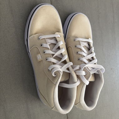 Neue Beige Sneaker von DC