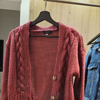 Bordeaux farbene Strickjacke