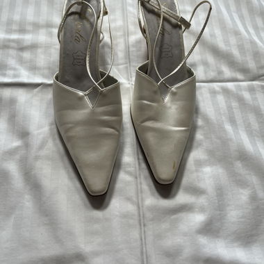 Weisse Pumps mit Riemchen