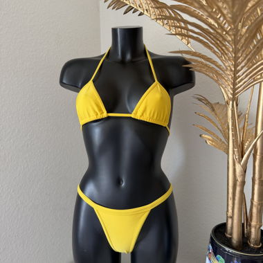 Bikini jaune triangle brésilien 