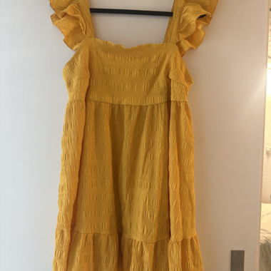 Gelbes Tragerkleid mit Rueschen