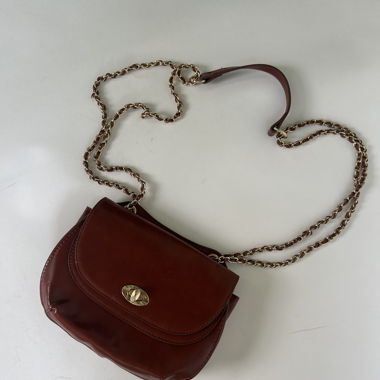 Borsa a tracolla marrone con catena