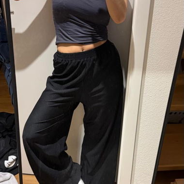 Pantaloni neri a pieghe