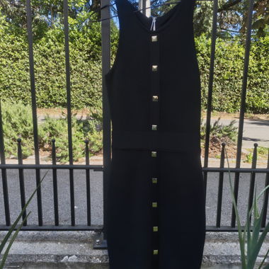 Schwarzes ärmelloses Kleid