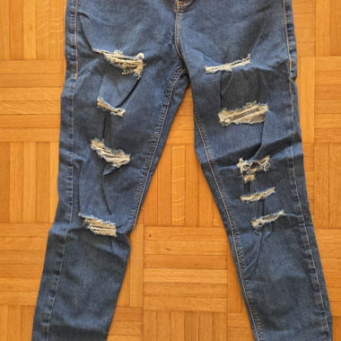 Topshop Slim-Fit Jeans mit Löchern