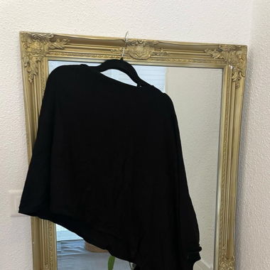 Schwarzer Poncho
