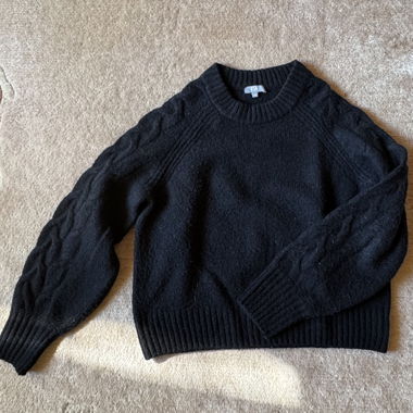 Pull noir avec détails sur les manches 