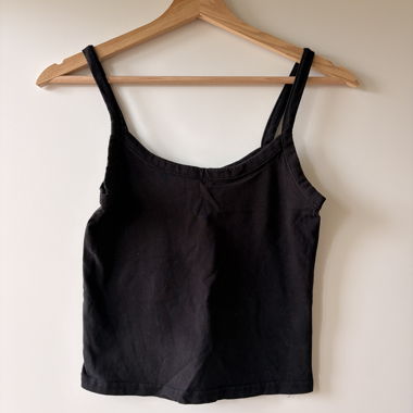Top nero con spalline sottili