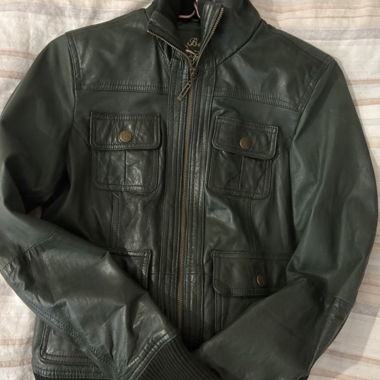 Dunkelgrüne Lederjacke mit Reissverschluss