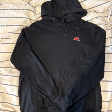 Schwarzer Hoodie mit Rosenstickerei