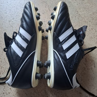 Scarpe da calcio nere con tacchetti
