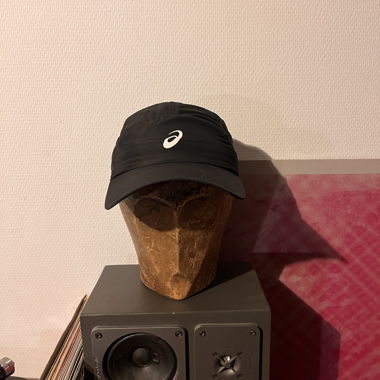 Asics schwarze Laufkappe