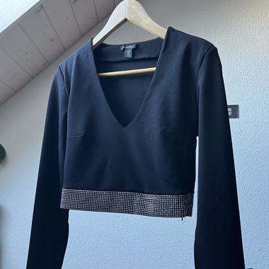 Schwarzes Crop-Top mit Strass