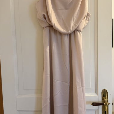 Beiges Kleid mit Drapierung