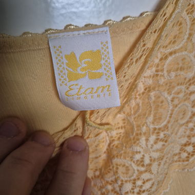 Top in pizzo giallo
