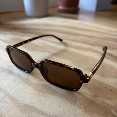 Sunglasses in tortoiseshell look