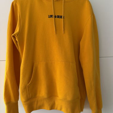 Pull avec motif fleurs/serpents