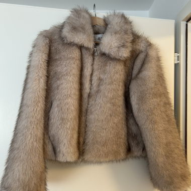 Beige Kunstpelzjacke mit Kragen