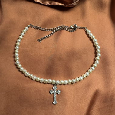 Pearl necklace with cross