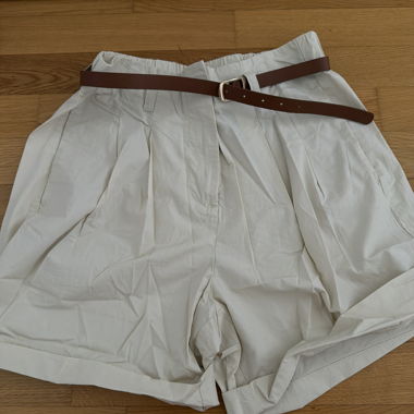 Beige Shorts mit Guertel