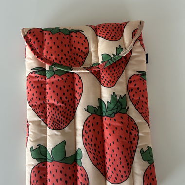 BAGGU padded strawberry laptop sleeve (13“)