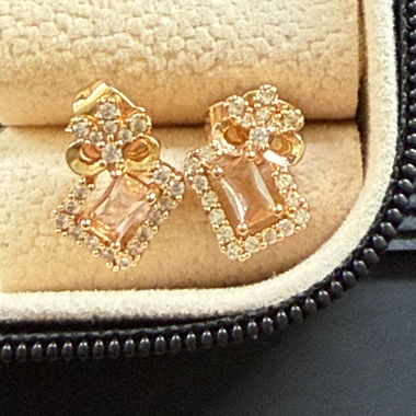 Boucles d’oreilles à clous dorées avec pierres