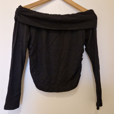 Top nero spalle scoperte