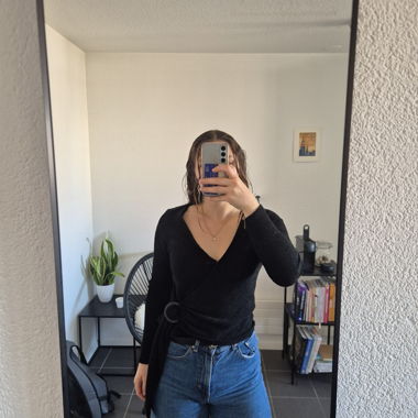 Schwarzer Wickelpullover