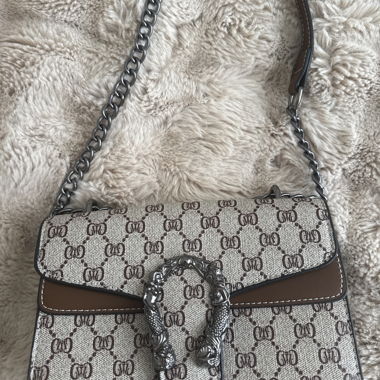 Handtasche mit Kettenriemen