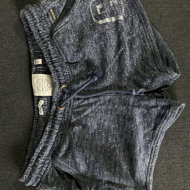 Kurze Stoffhose