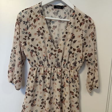 beiges Sommerkleid mit Blumen