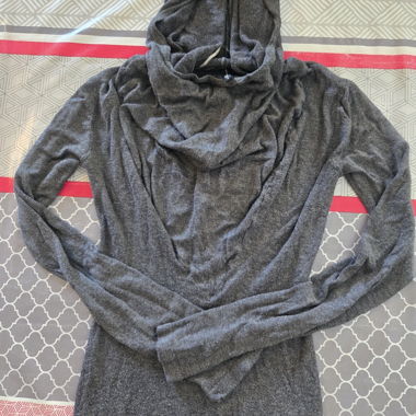 Kapuzen-Kleid mit langen Ärmeln
