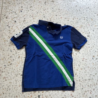 Blaues Poloshirt mit Streifen