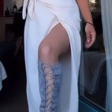 Robe blanche portefeuille élégante avec fente