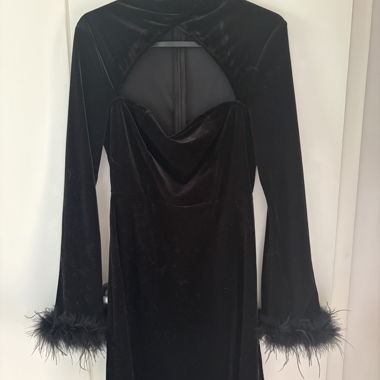 Robe noire en velours avec bordure de plumes