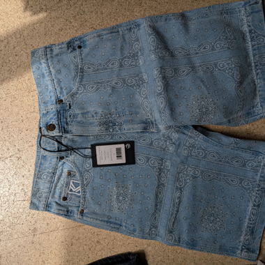 Short en denim bleu avec motif