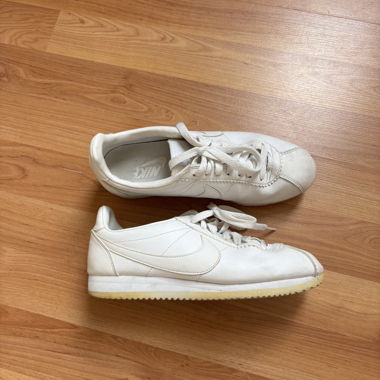 Baskets blanches Nike 37,5 plutôt étroites !