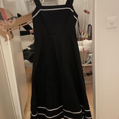 Vestito nero lunghezza tea